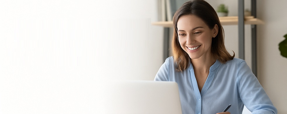 Alumno/a estudiando con laptop